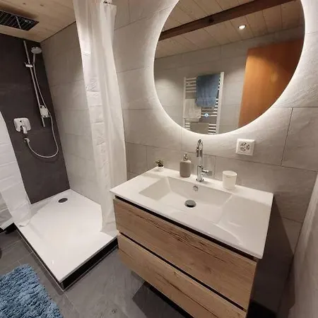 Staubbach View - Traditional لوتربرونن